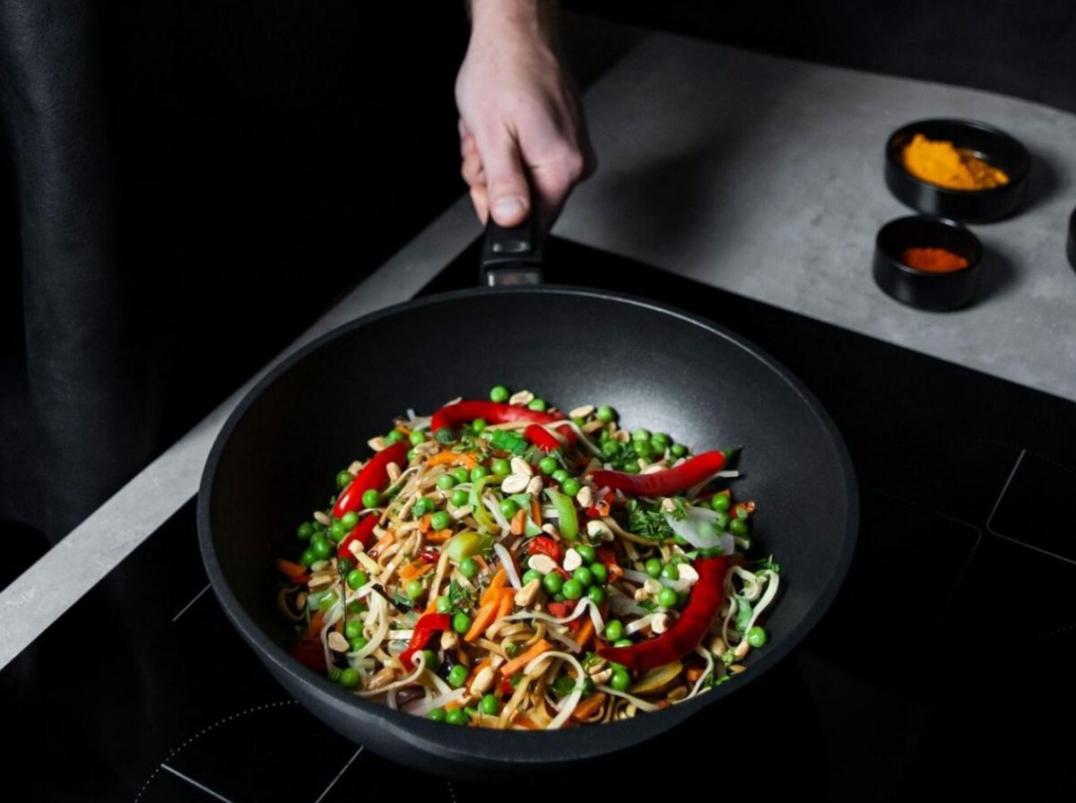 Wok-pann äravõetava käepidemega AMT Gastroguss I1132SEZ20B - Image 4